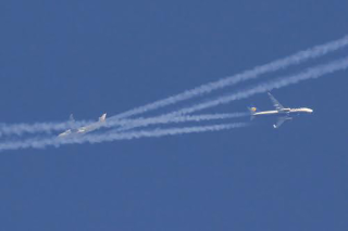 Illustration for article titled These two airliners look like they're about to crash in this lucky shot
